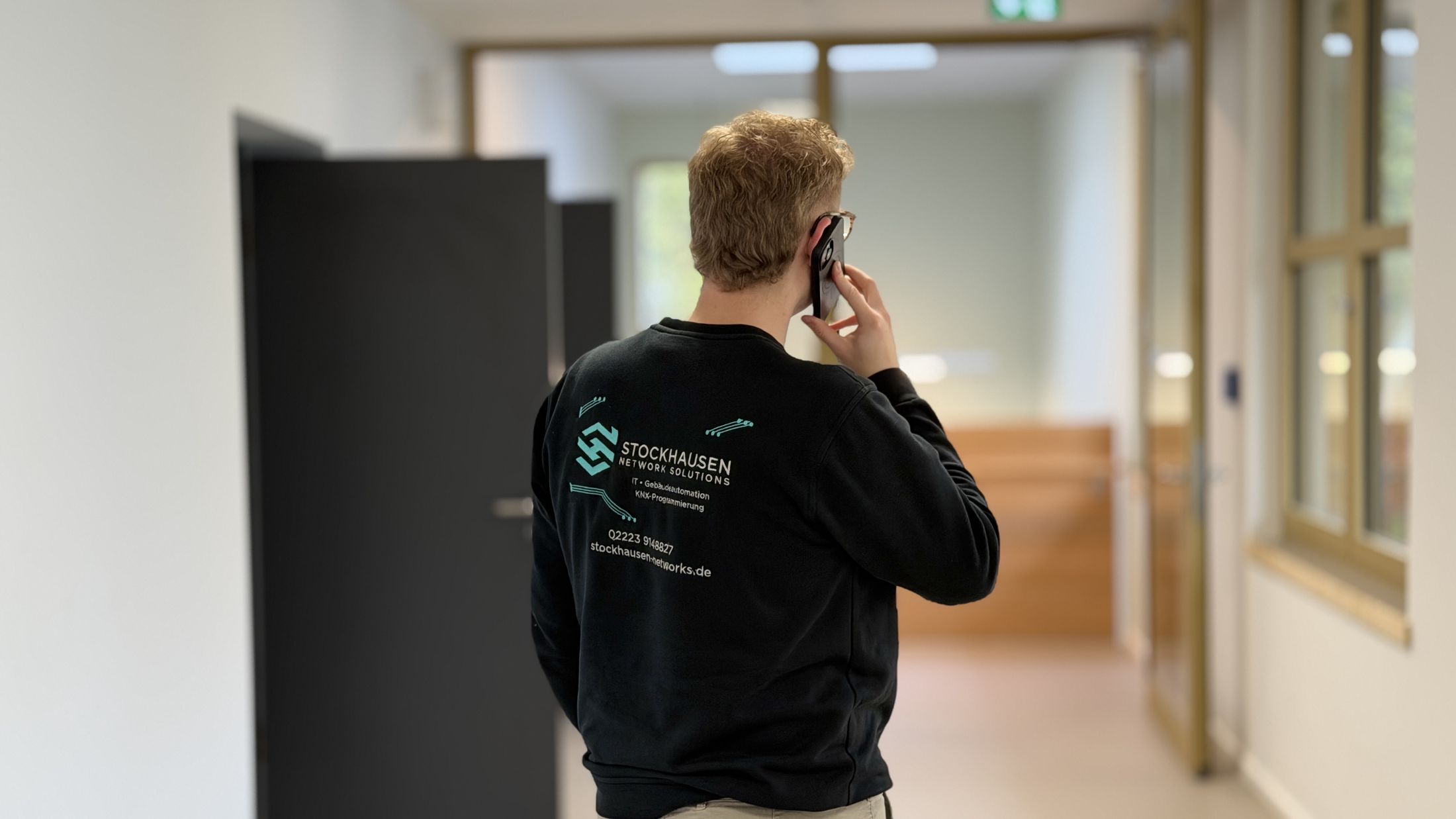 Max Stockhausen telefoniert mit einem Kunden